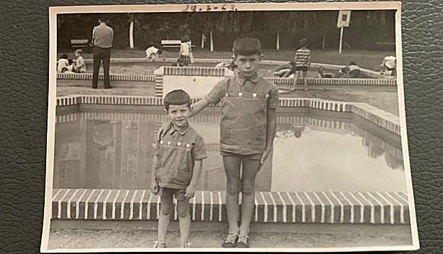 Javier y Josemi Gómez Elósegui, en un parque de Tolosa en 1963.