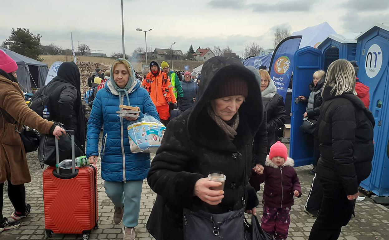 El tránsito de ucranianos que dejan su país no cesa en todo el día en el campo de refugiados de Przemysl, en la frontera polaca. 