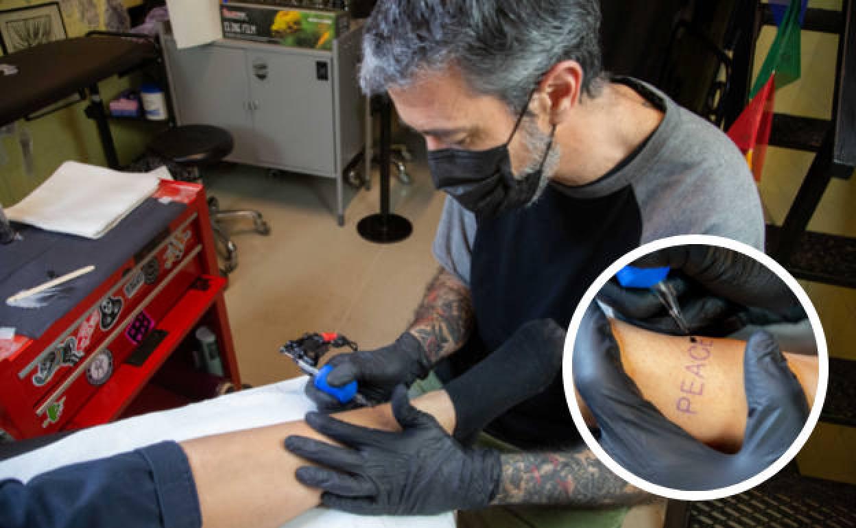 Iñigo Lorenzo realizará tatuajes solidarioas hasta el próximo miércoles en su estudio de Donostia.