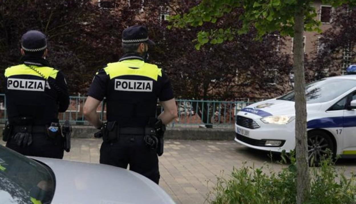 Patrulleros de la Policía Local durante una actuación en Vitoria. 