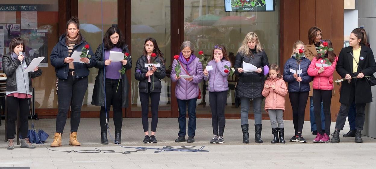 Herritarrek atxilotutako emakumeen testigantzak irakurri zituzten.