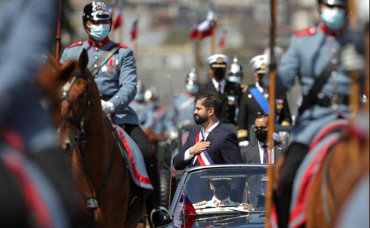 Boric, en la comitiva que le conducía al Congreso como presidente de Chile.