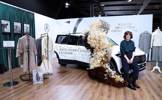 María Clè Leal ha presentado su colección en el 'stand' de Mercedes Benz.