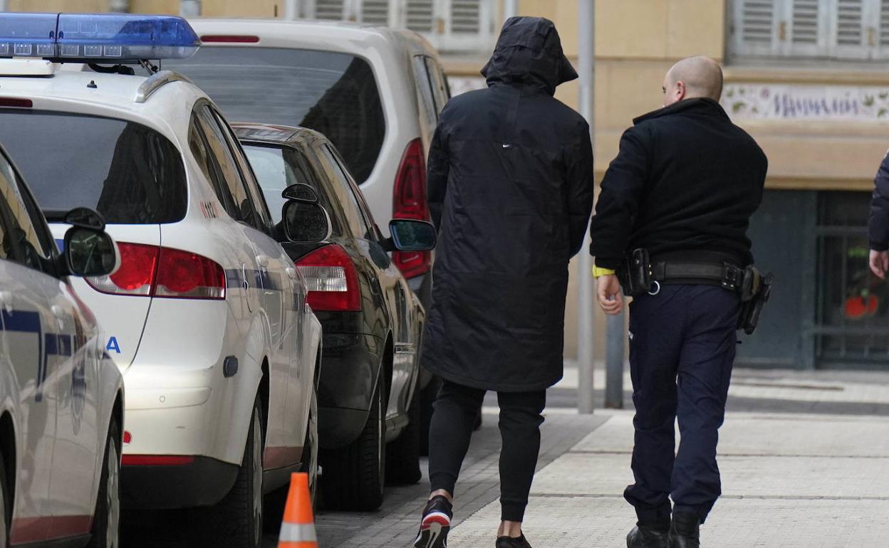 El violador en serie de Gipuzkoa al bajarse del coche policial durante un juicio