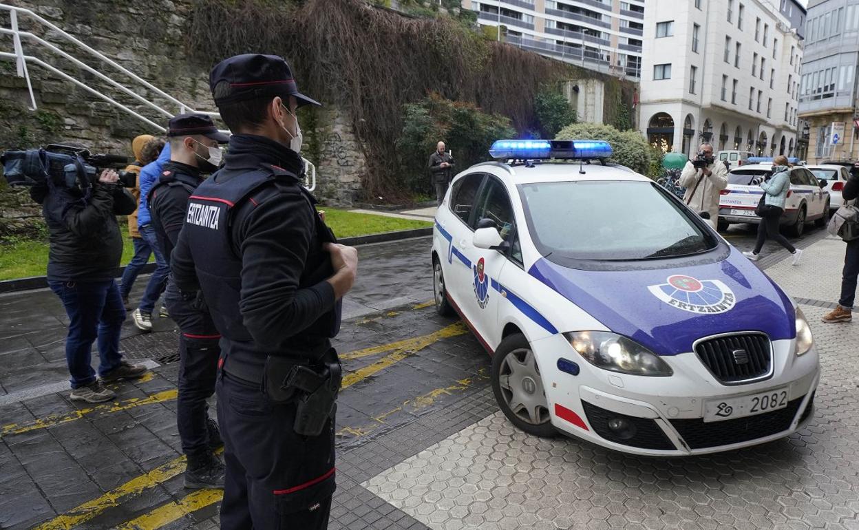 Kote Cabezudo, a su llegada en un vehículo de la Ertzintza a la Audiencia Provincial de Gipuzkoa. 