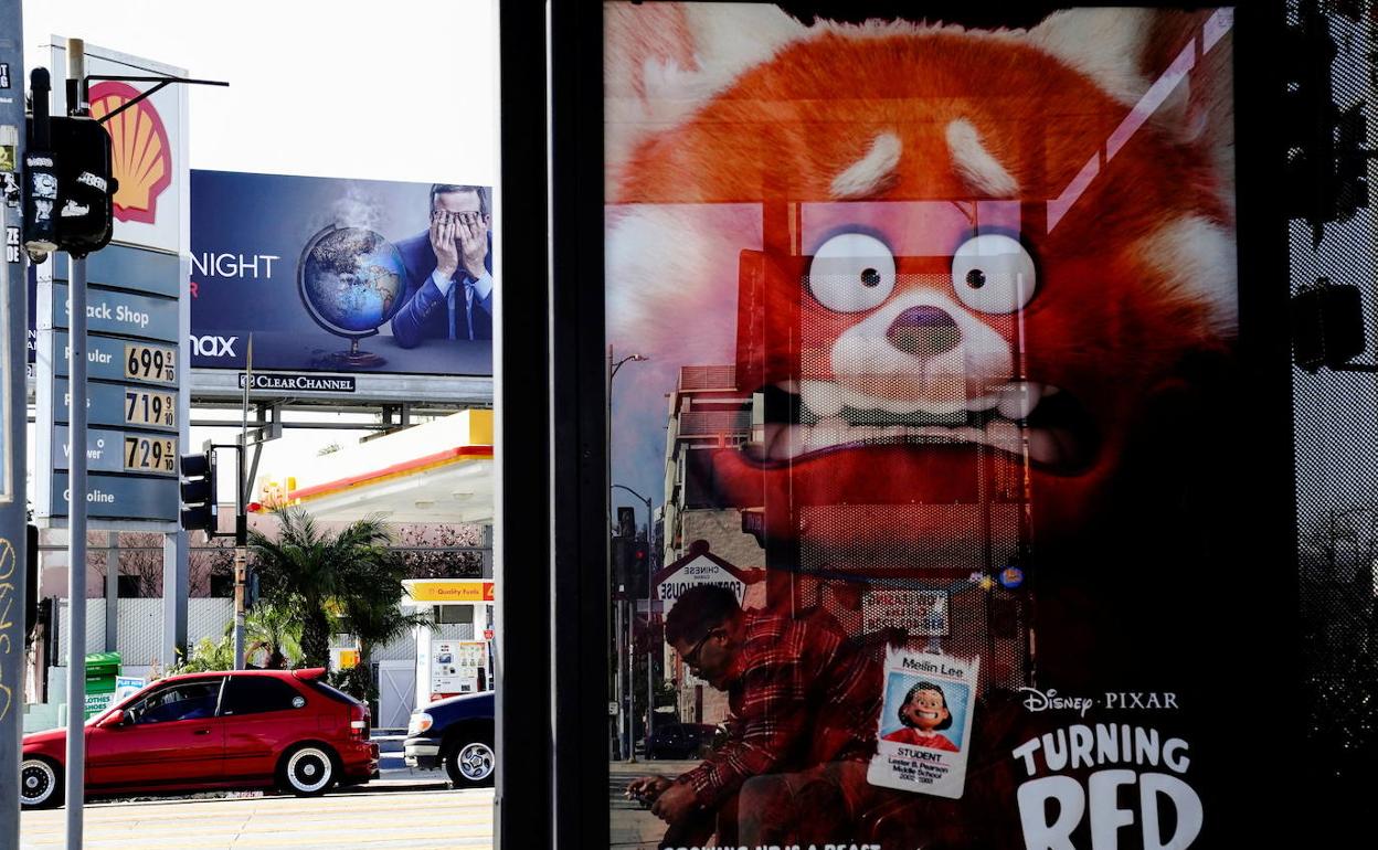 Es en Los Ángeles, pero podría ser en Donostia: escenas en una gasolinera. 