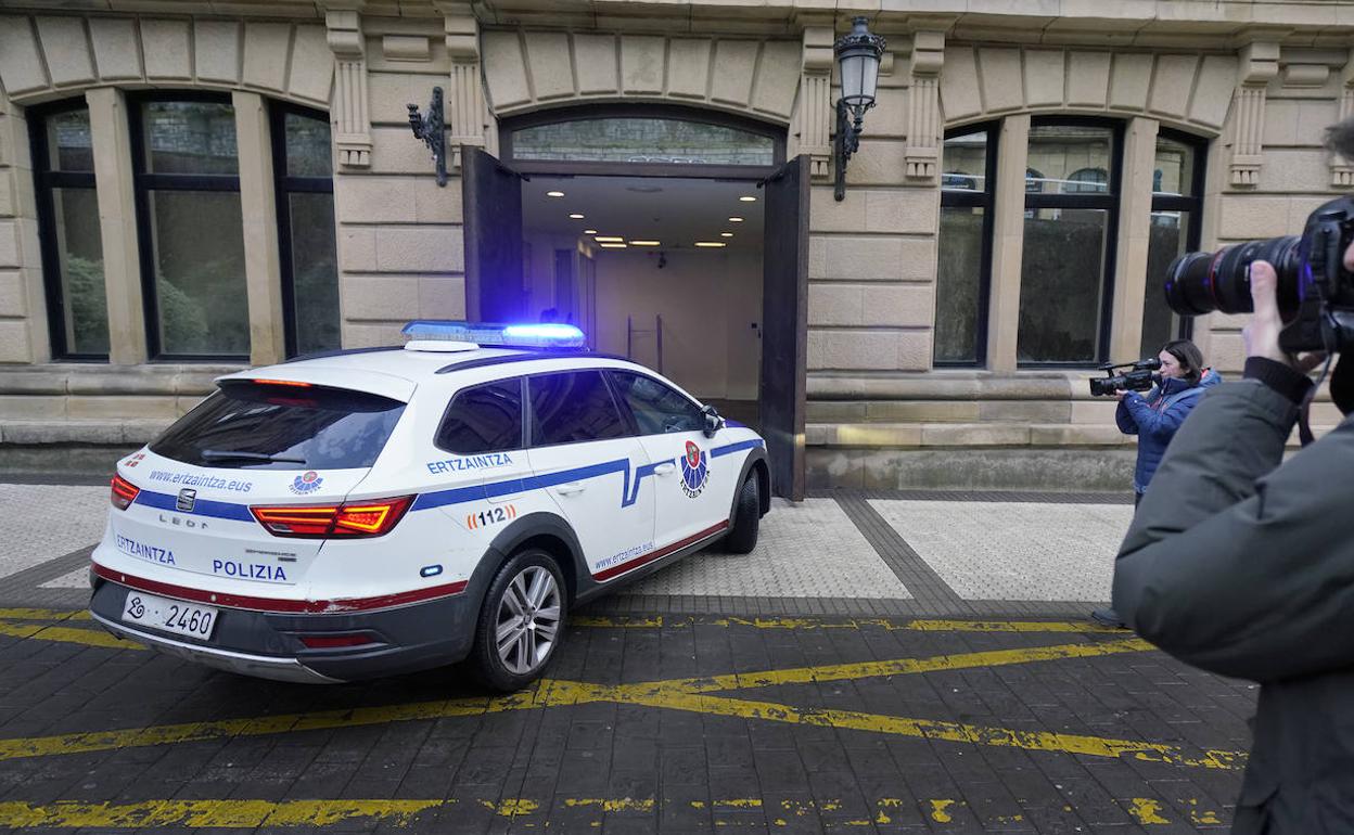 Kote Cabezudo, trasladado a la Audiencia Provincial en un coche de la Ertzaintza.