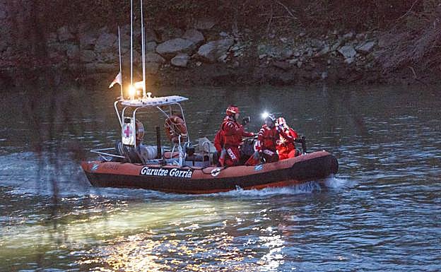 Imagen principal - La búsqueda del desaparecido. Agentes de la Ertzaintza examinan el móvil, la chaqueta y los documentos encontrados. 