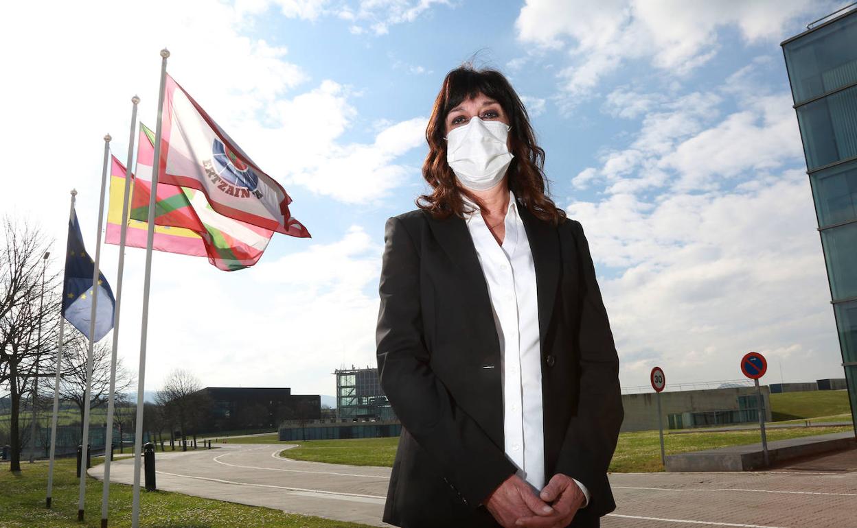 Victoria Landa, en el exterior de la sede central de la Ertzaintza en Erandio.