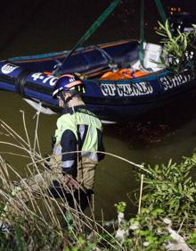 Imagen secundaria 2 - La búsqueda del desaparecido. Agentes de la Ertzaintza examinan el móvil, la chaqueta y los documentos encontrados. 