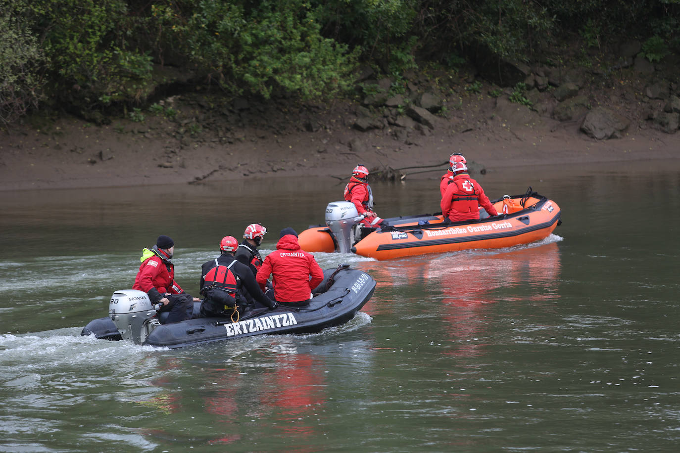 Fotos: Búsqueda de un migrante desaparecido en aguas del Bidasoa
