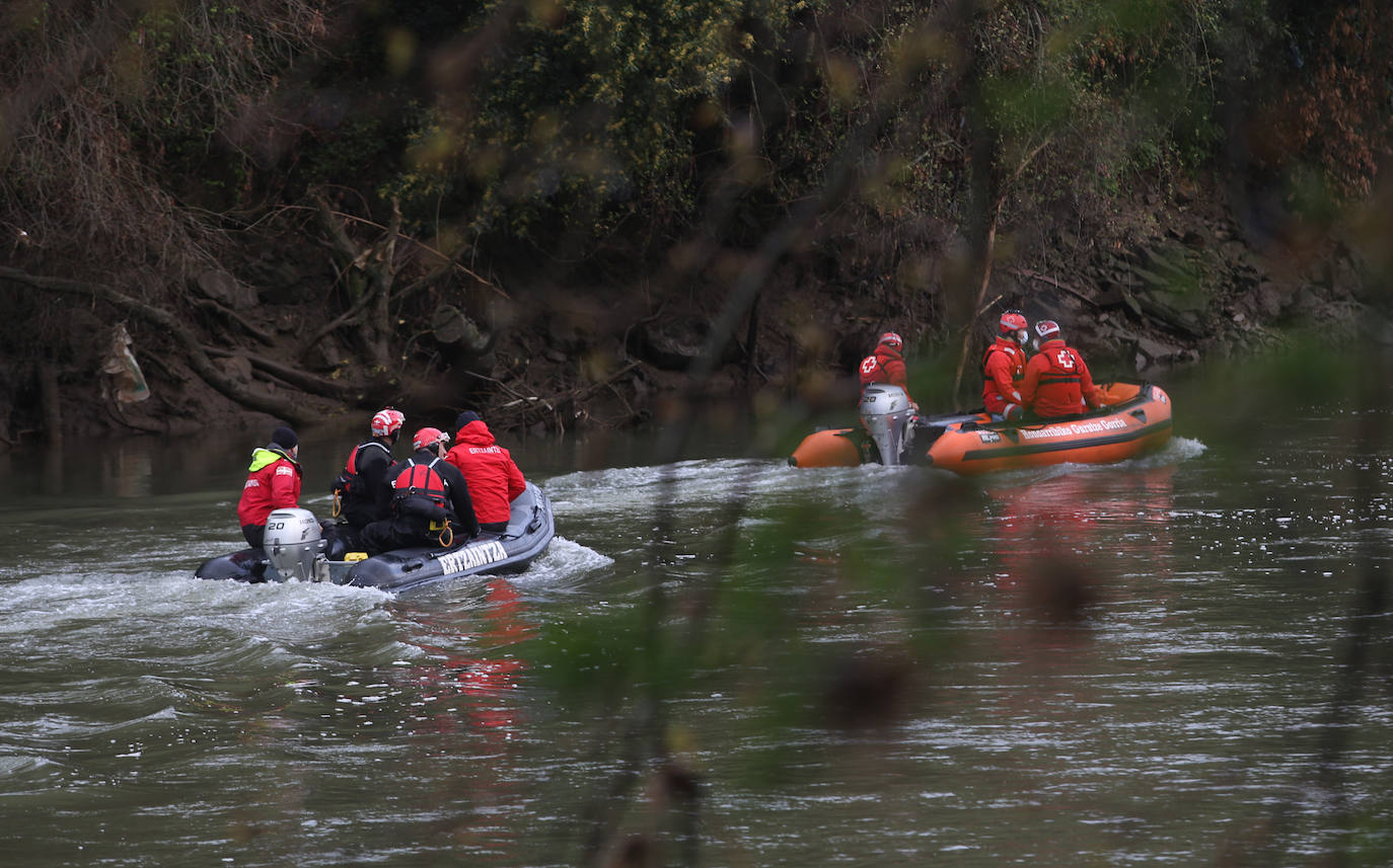 Fotos: Búsqueda de un migrante desaparecido en aguas del Bidasoa
