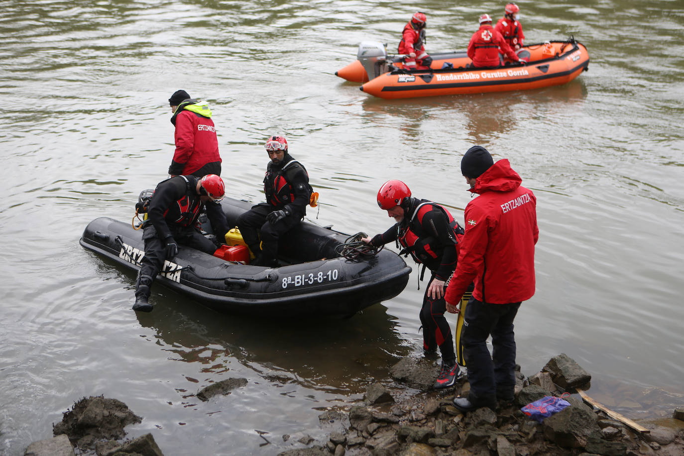 Fotos: Búsqueda de un migrante desaparecido en aguas del Bidasoa