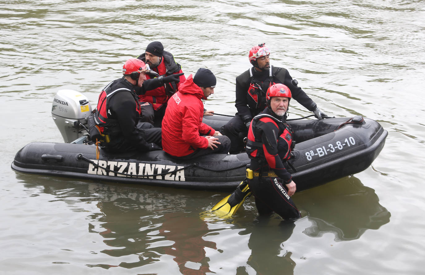 Fotos: Búsqueda de un migrante desaparecido en aguas del Bidasoa