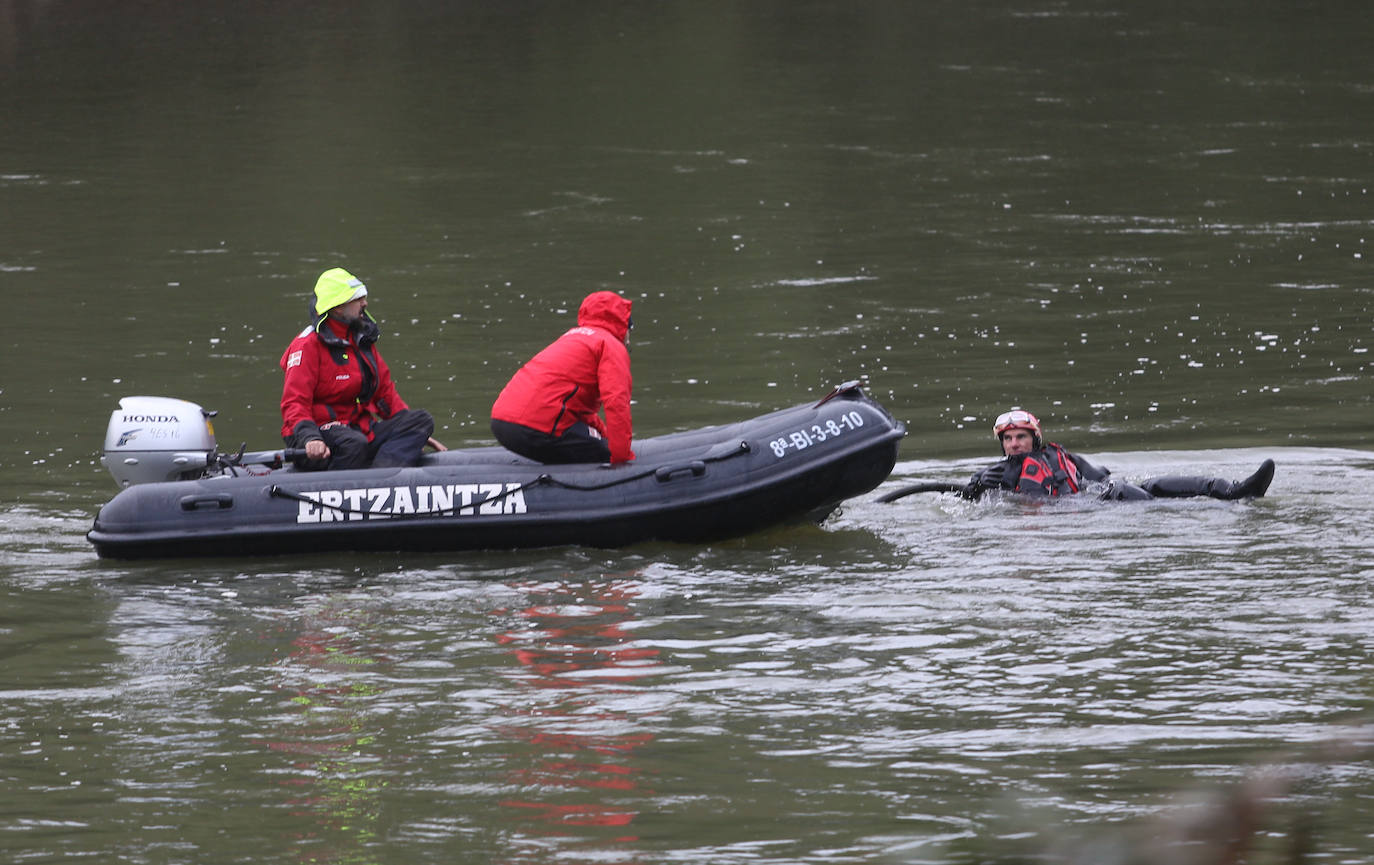 Fotos: Búsqueda de un migrante desaparecido en aguas del Bidasoa