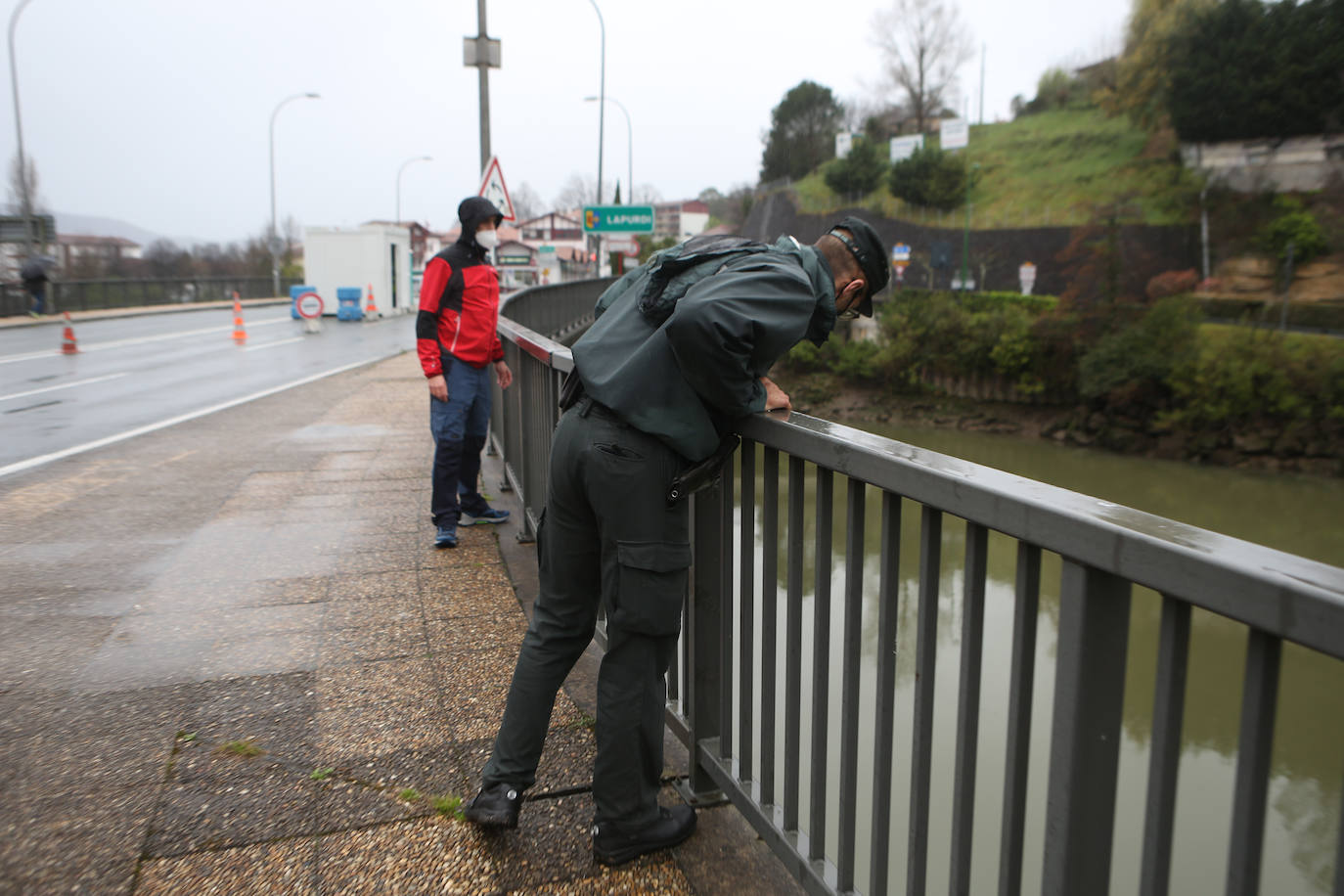 Fotos: Búsqueda de un migrante desaparecido en aguas del Bidasoa