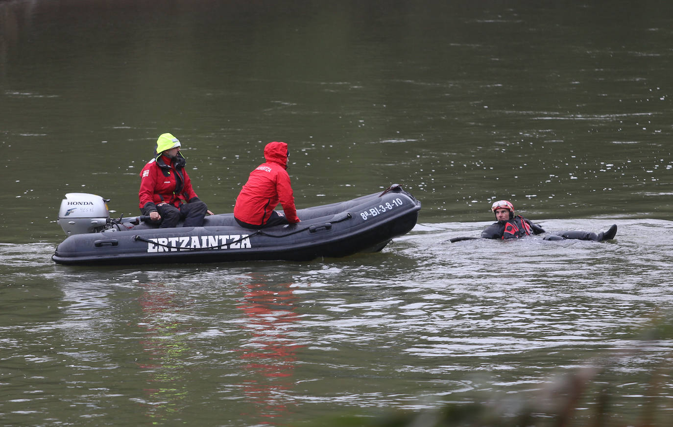 Fotos: Búsqueda de un migrante desaparecido en aguas del Bidasoa