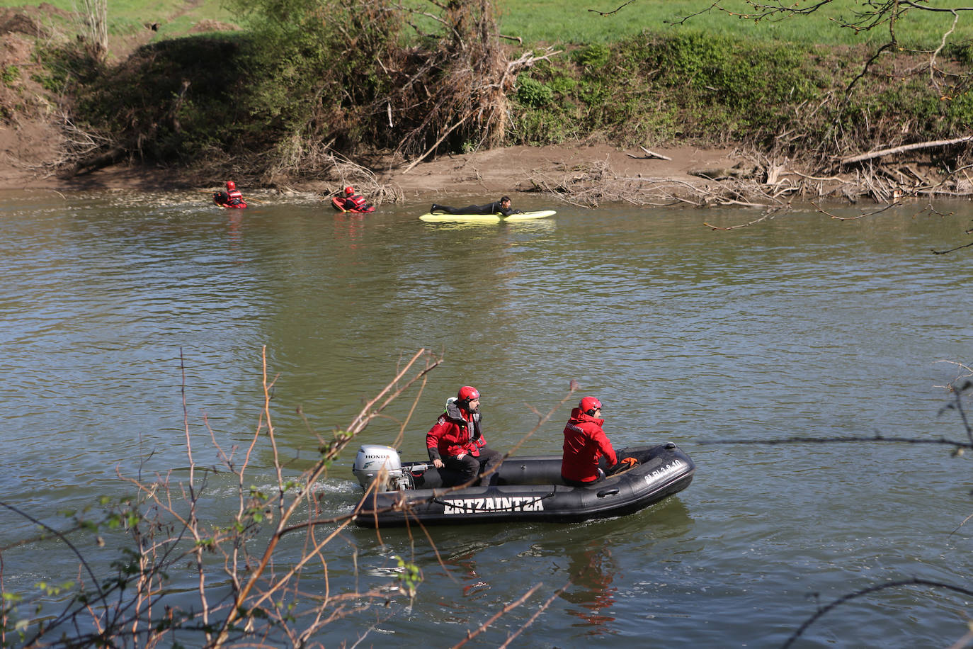 Fotos: Búsqueda de un migrante desaparecido en aguas del Bidasoa