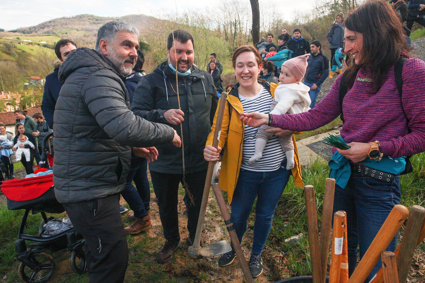 Fotos: Día del Árbol en familia en Astigarraga