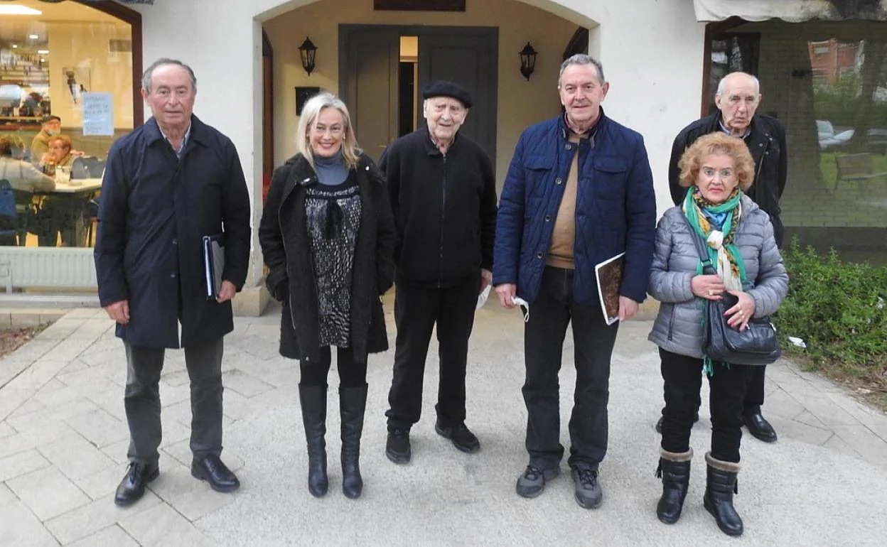 Pedro Etxebarria, Karmele Uribarri y Juan Carlos Zabala junto a atxabaltarras que acudieron a la presentación. 