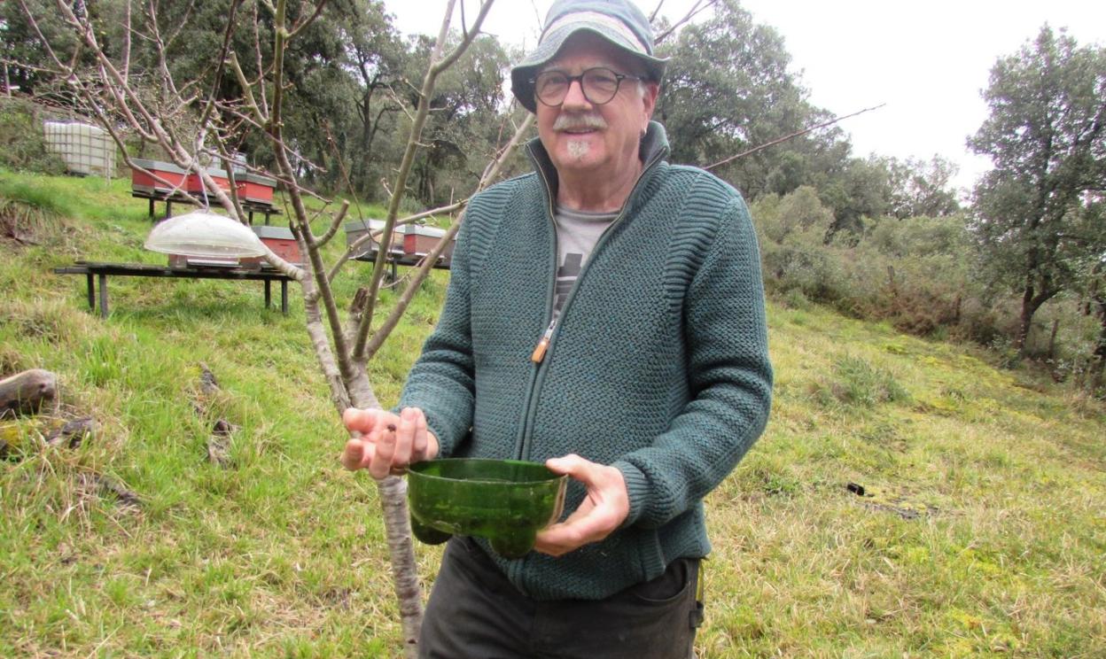 Mikel Beitia muestra el primer ejemplar de avispa asiática capturado en una de las 4 trampas que le ha proporcionado el Ayuntamiento. 
