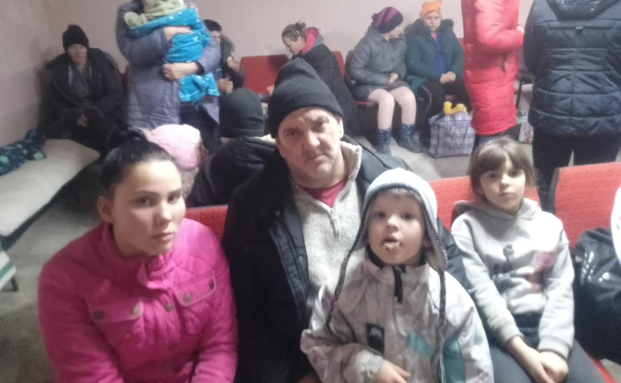 Iñaki, con tres de sus hijos, el pasado martes en un sótano en el que se refugiaron algunos vecinos.