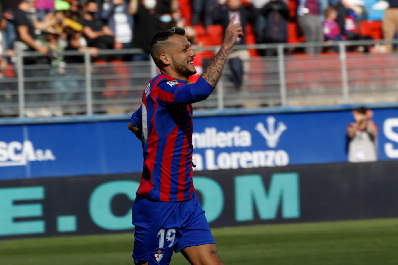 Fotos: El Eibar sigue en lo más alto de la tabla