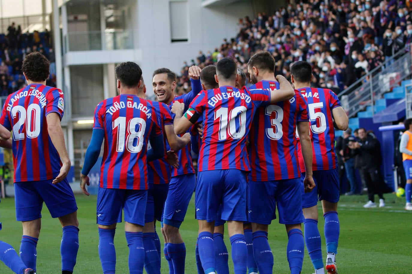 Fotos: El Eibar sigue en lo más alto de la tabla