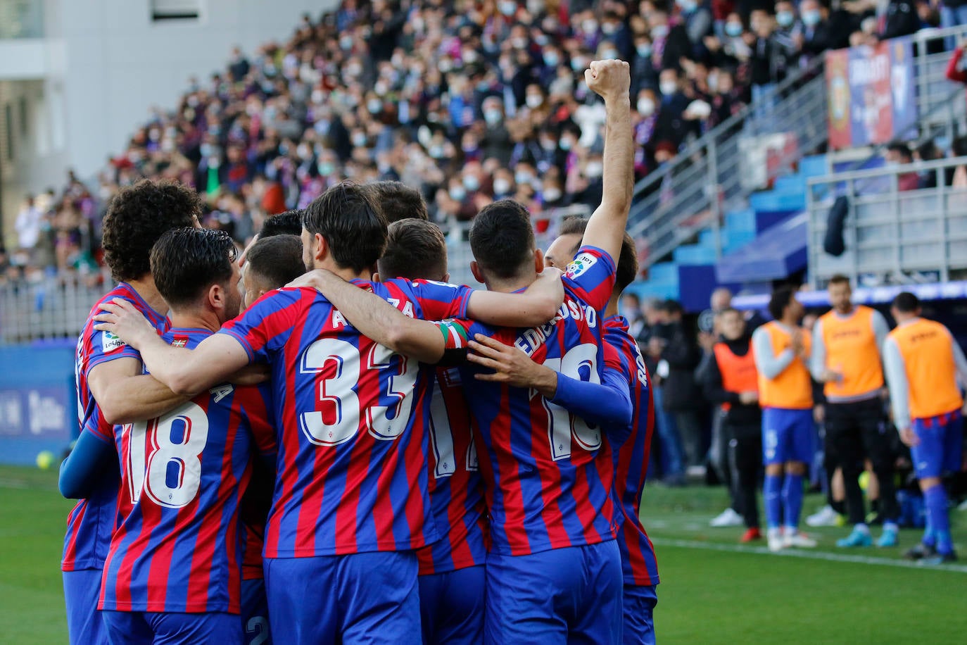 Fotos: El Eibar sigue en lo más alto de la tabla