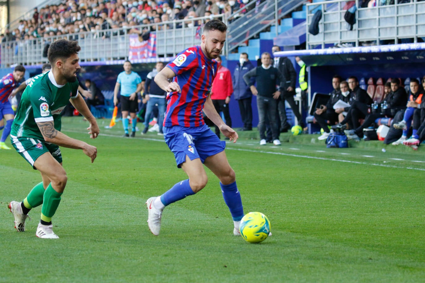 Fotos: El Eibar sigue en lo más alto de la tabla