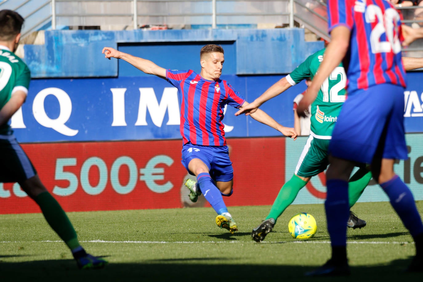 Fotos: El Eibar sigue en lo más alto de la tabla