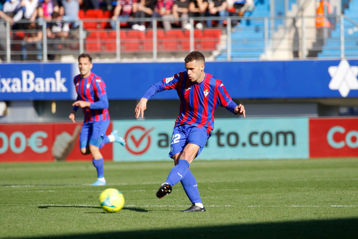 Fotos: El Eibar sigue en lo más alto de la tabla