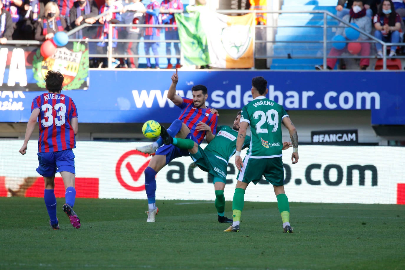 Fotos: El Eibar sigue en lo más alto de la tabla