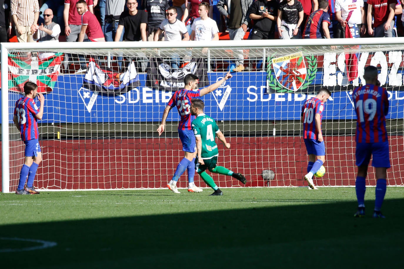 Fotos: El Eibar sigue en lo más alto de la tabla