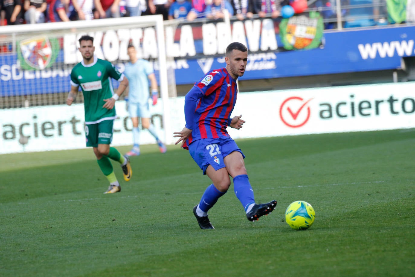 Fotos: El Eibar sigue en lo más alto de la tabla