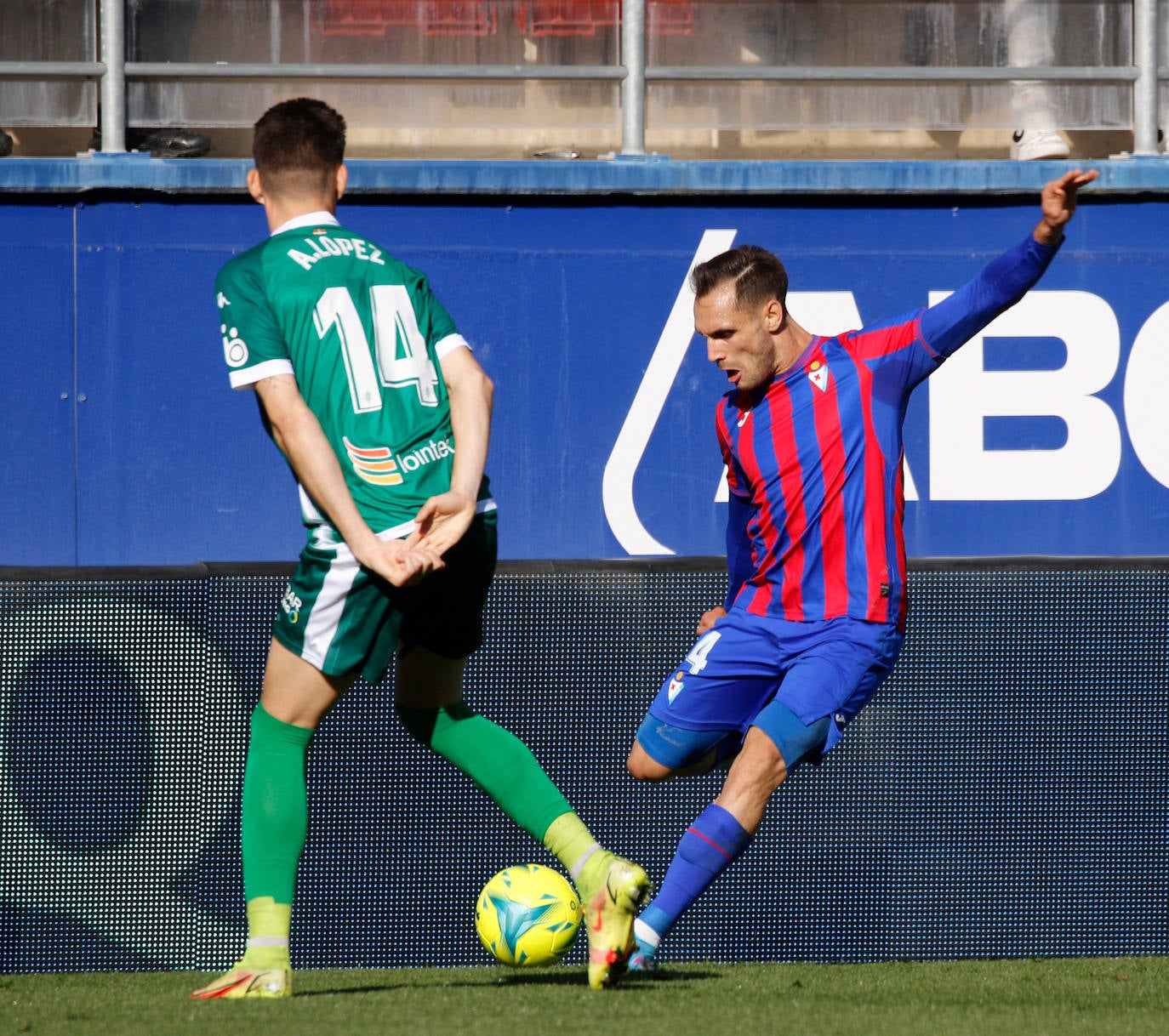 Fotos: El Eibar sigue en lo más alto de la tabla