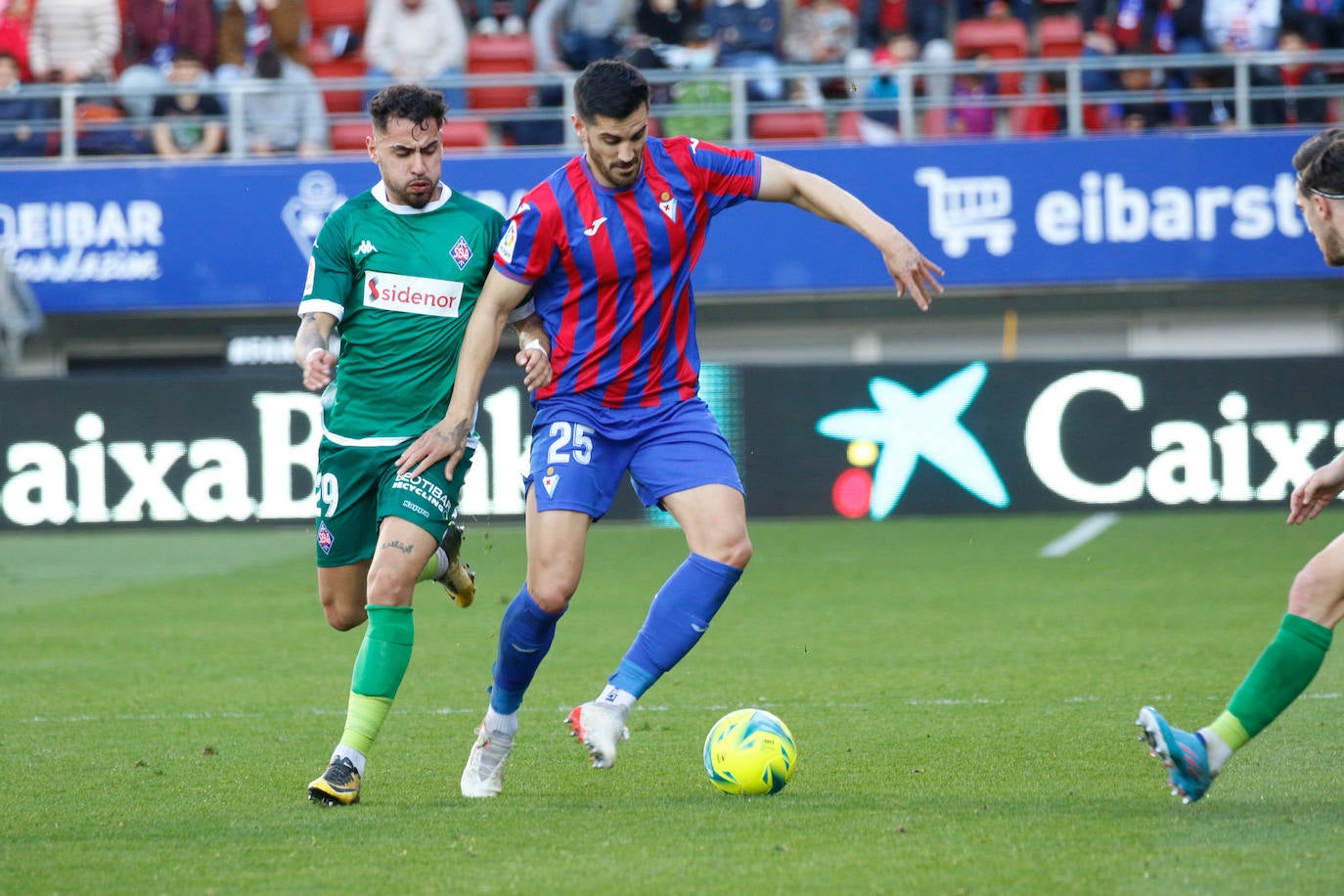 Fotos: El Eibar sigue en lo más alto de la tabla