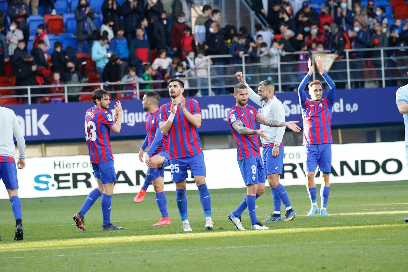Fotos: El Eibar sigue en lo más alto de la tabla