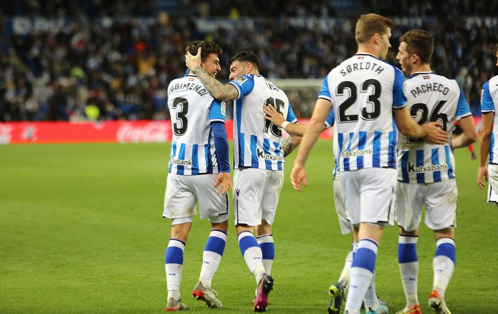 Rico felicita a Zubimendi tras su gol ante el Alavés en presencia deSorloth y Pacheco.