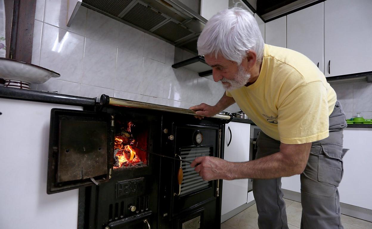 Dámaso aprovecha la leña para calentar su hogar. 