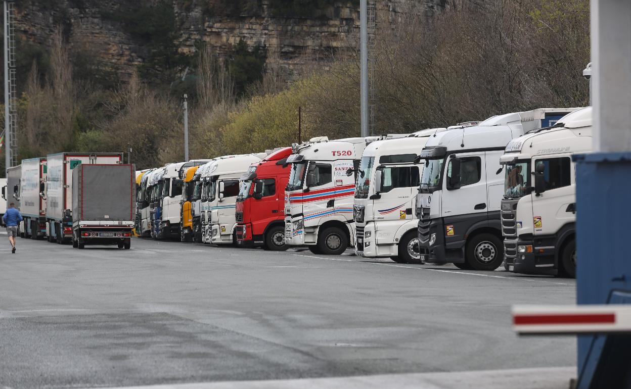Camiones aparcados en el polígono irundarra de Zaisa. 