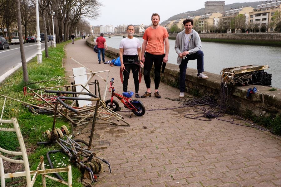 Fotos: El PP de San Sebastián denuncia la basura que hay en el Urumea