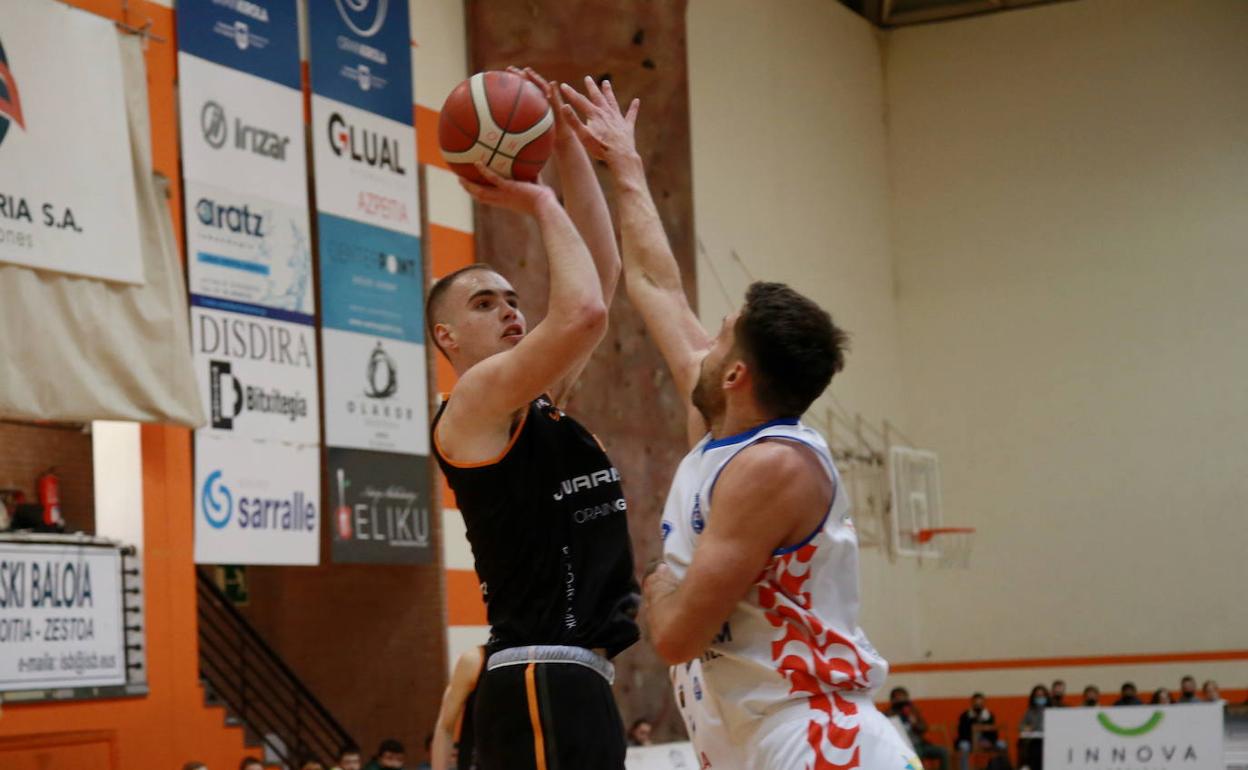 Iñigo Royo lanza a canasta en el partido contra el Alicante.