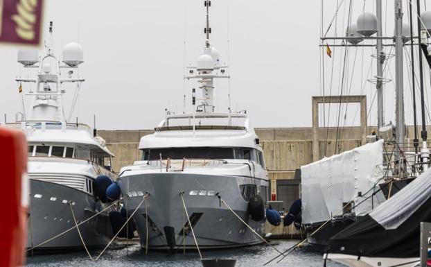 El yate Lady Anastasia, que permanece desde esta madrugada retenido en Port Adriano (Mallorca).