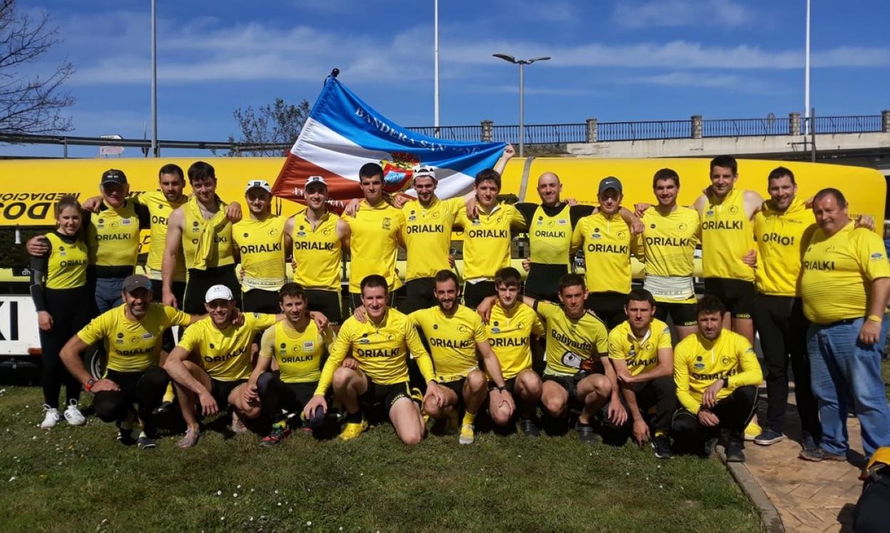 Astilleron zortzikoan zein traineruan aritu ziren arraunlariak, entrenatzaile eta laguntzaileekin batera.