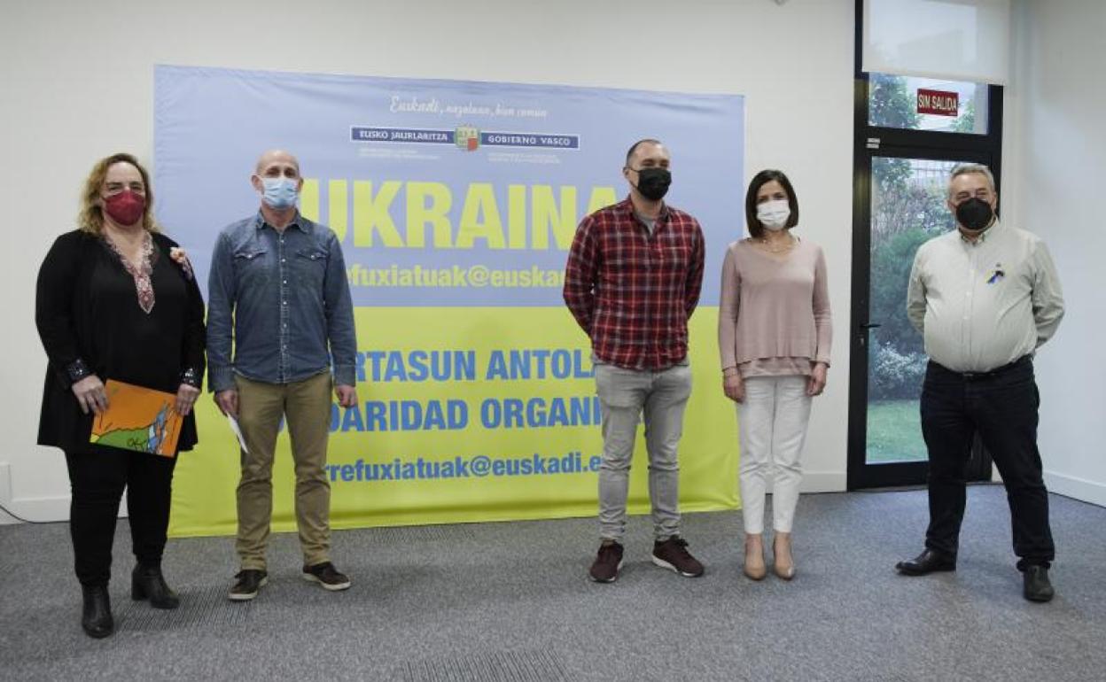 La consejera Beatriz Artolazabal, con los representantes de las asociaciones vascas vinculadas con Chernóbil. 