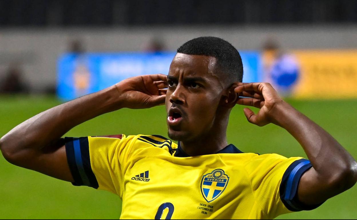 Alexander Isak celebra un gol con su selección.