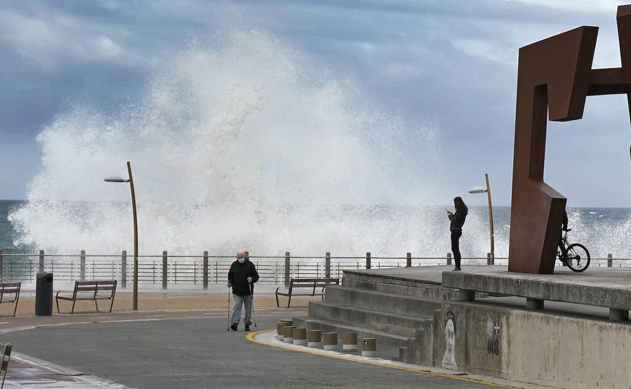 El Paseo Nuevo quedará cerrado por impacto de olas en la costa