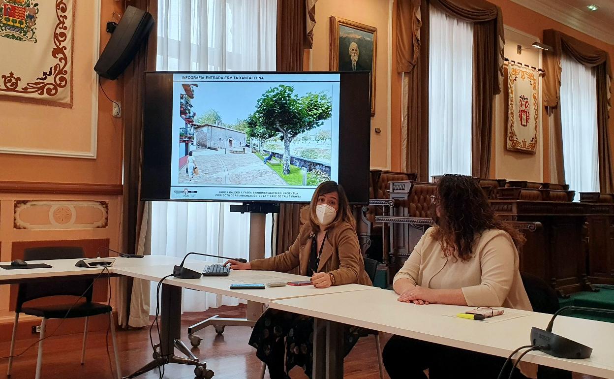 Cristina Laborda y Mónica Martínez han mostrado algunas infografías del proyecto previsto para la calle Ermita. 