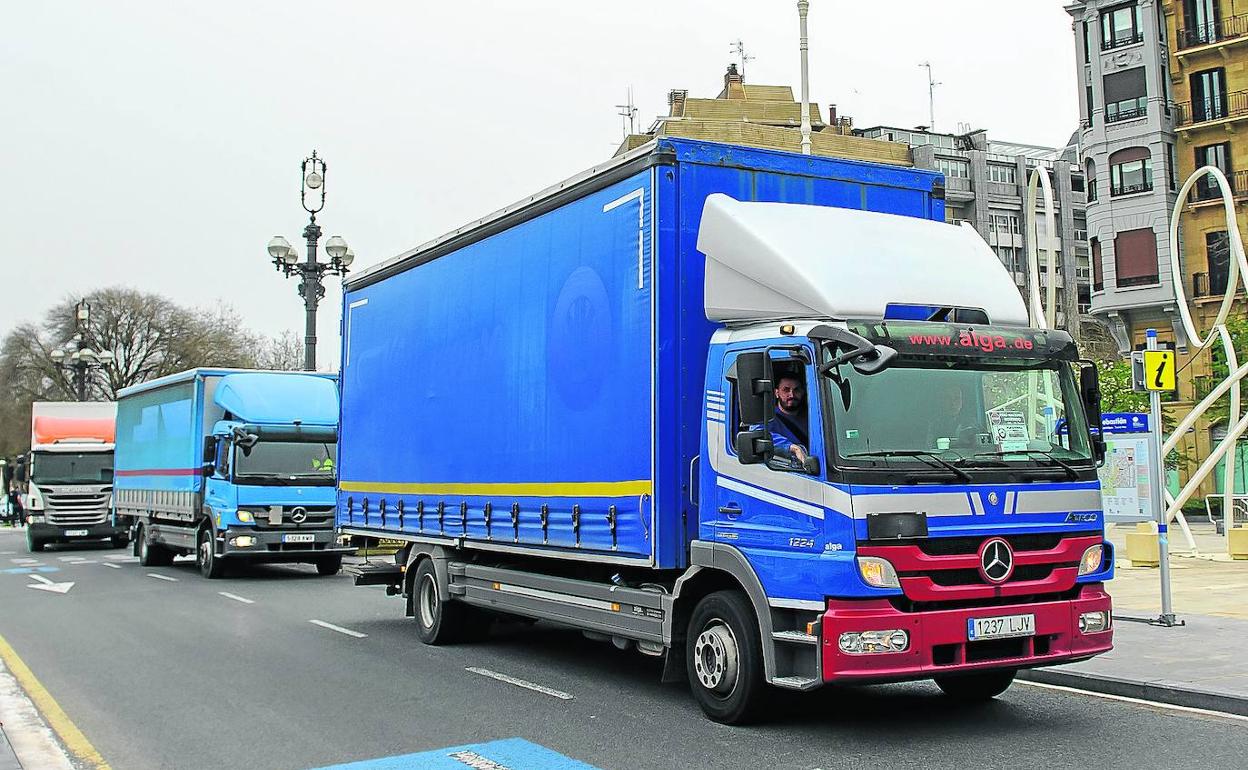 Caravana de camiones en protesta, hoy en el centro de Donostia. 